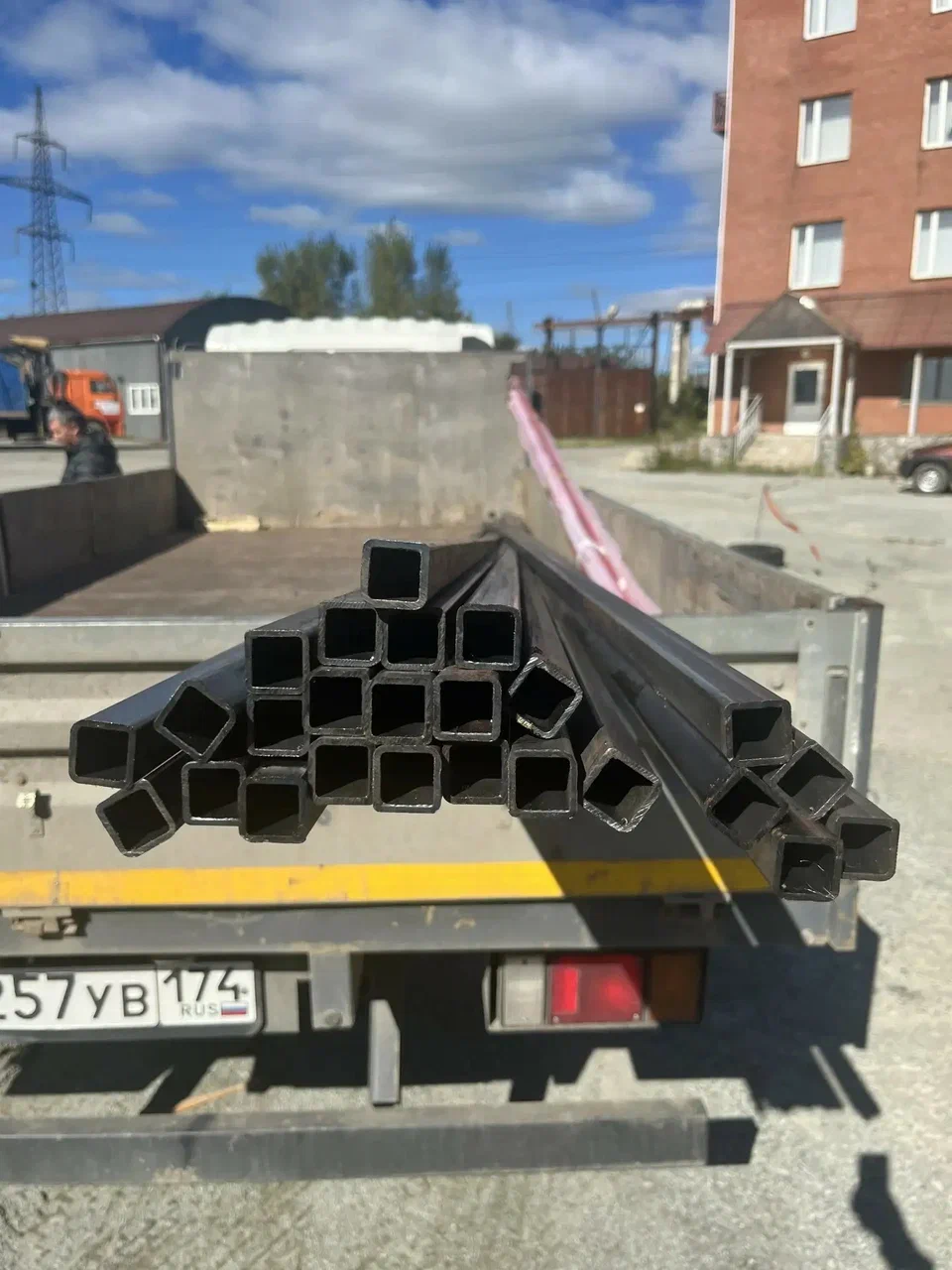 Профильная труба 25×25×2 по ГОСТ — около 210 кг.
